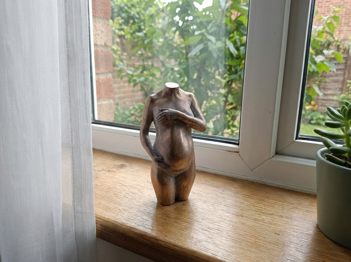 Lichtbrons zwangerschapsbeeldje interieur