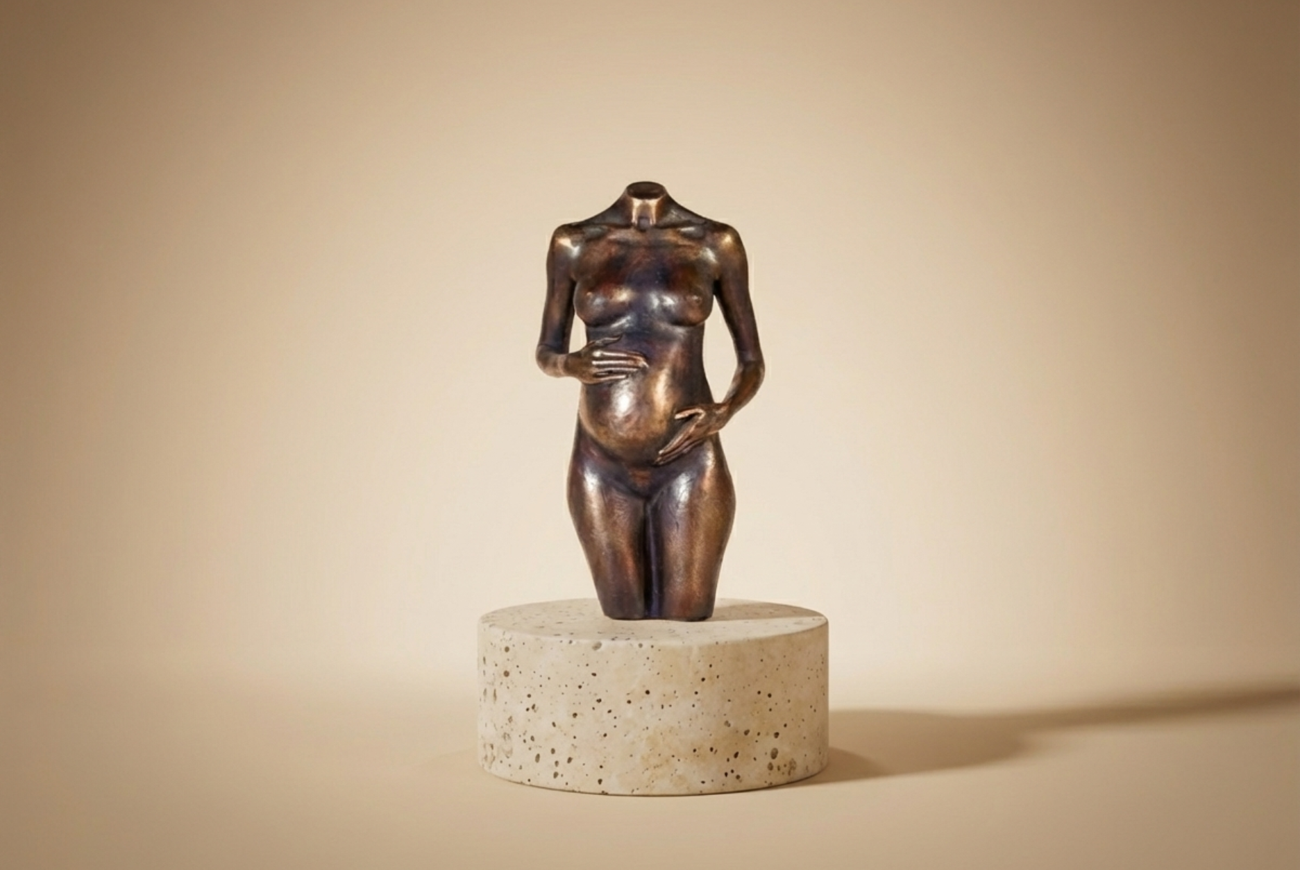 Warm brons gegoten zwangerschapsbeeldje